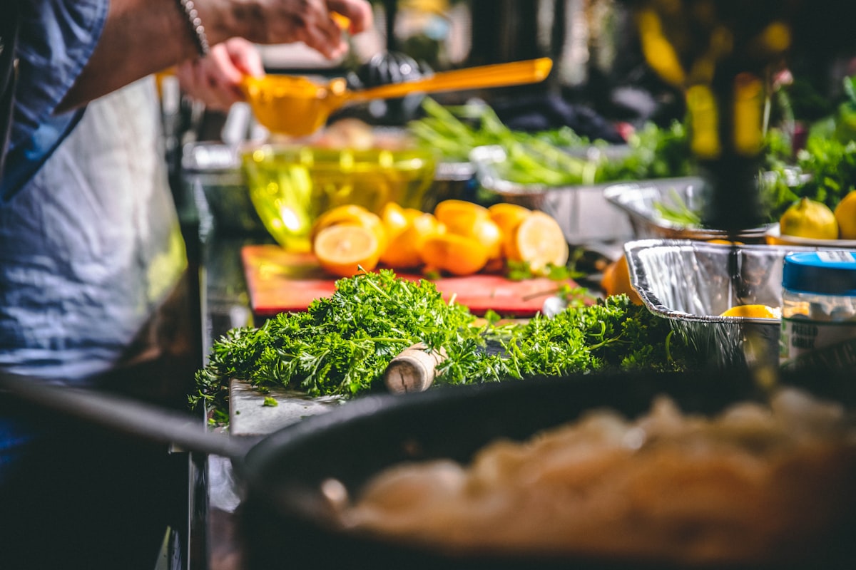 Cocina saludable con ingredientes frescos